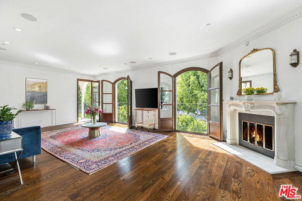 Beverly Hills, CA 90210,9249 BURTON WAY #303