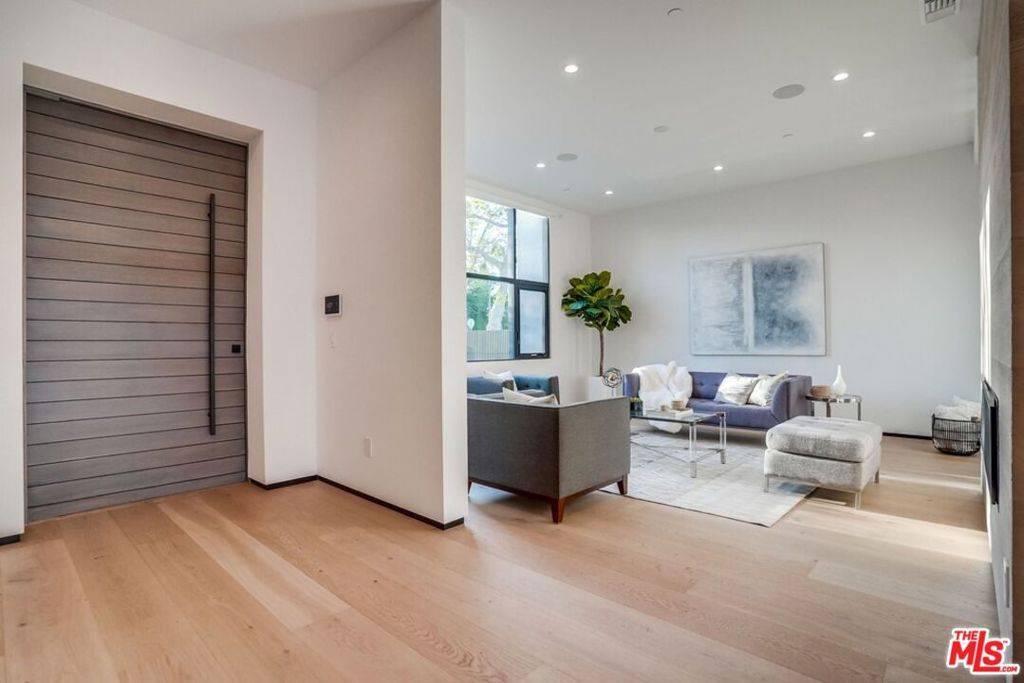 Beverly Hills, CA 90212,304 S MAPLE DR