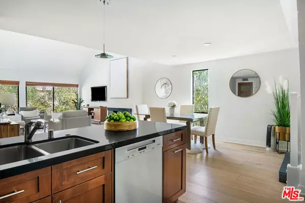 West Hollywood, CA 90069,950 N KINGS RD #302