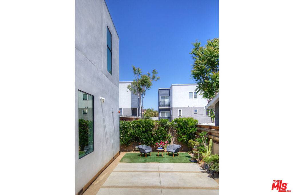 Los Angeles, CA 90026,119 N MOUNTAIN VIEW AVE