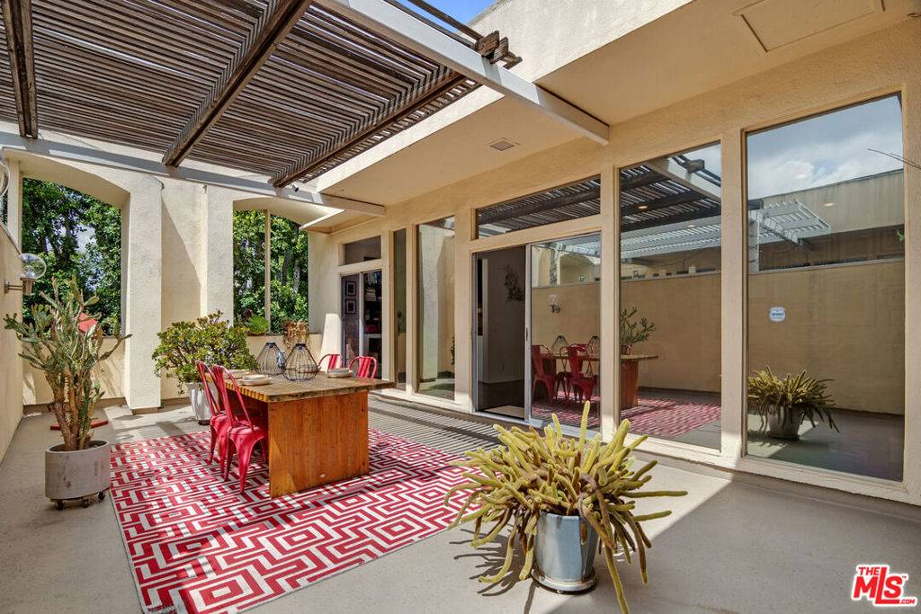 1820 CANYON DR #301, Los Angeles, CA 90028
