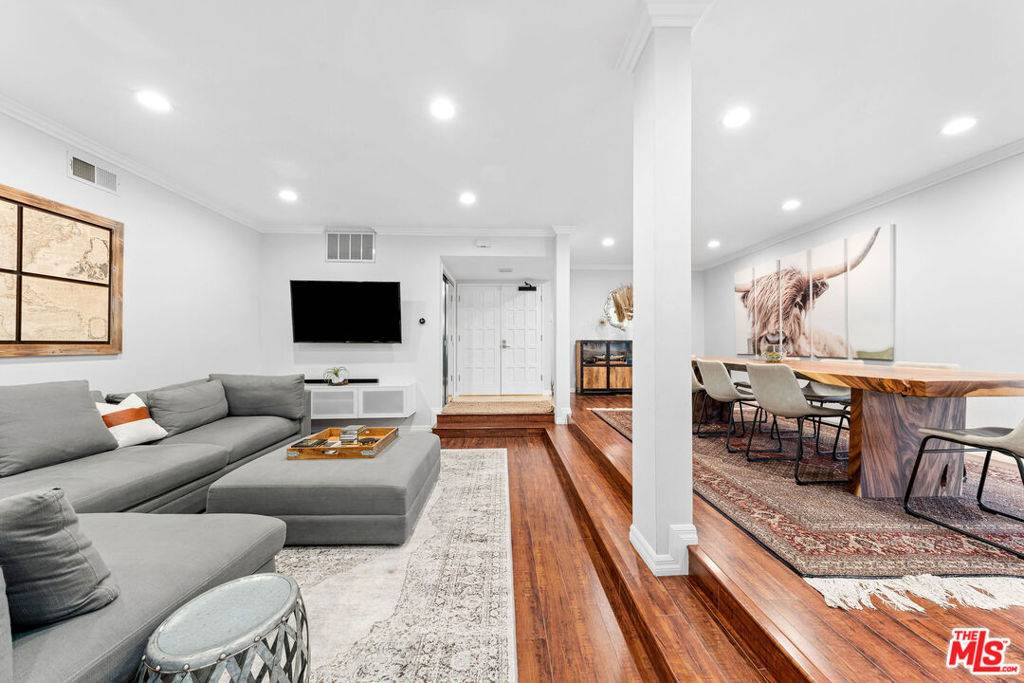 Sherman Oaks, CA 91423,14144 DICKENS ST #218