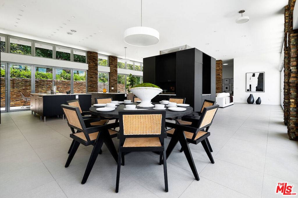 Pacific Palisades, CA 90272,1160 RAVOLI DR