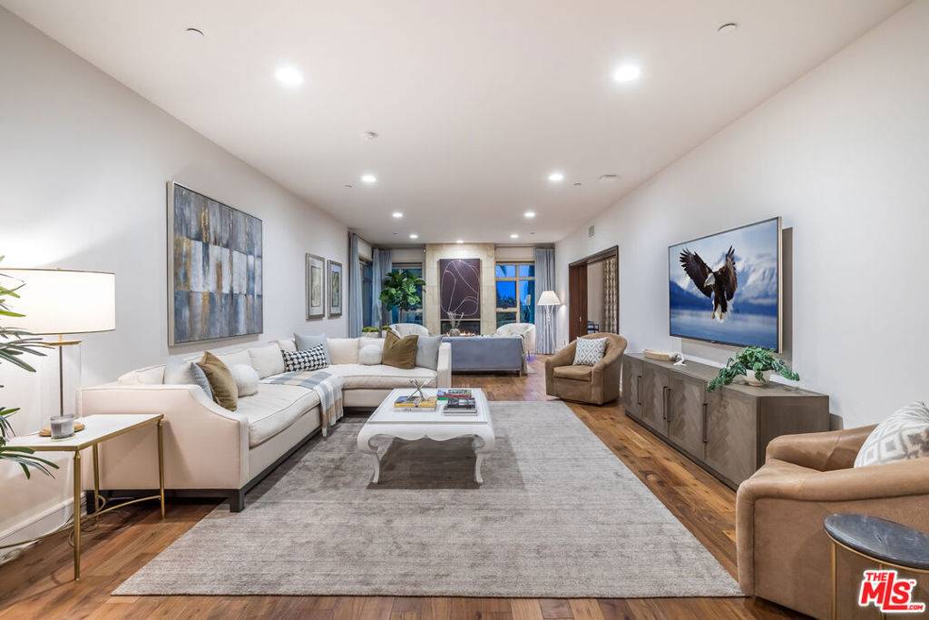 Beverly Hills, CA 90210,447 N DOHENY DR #402