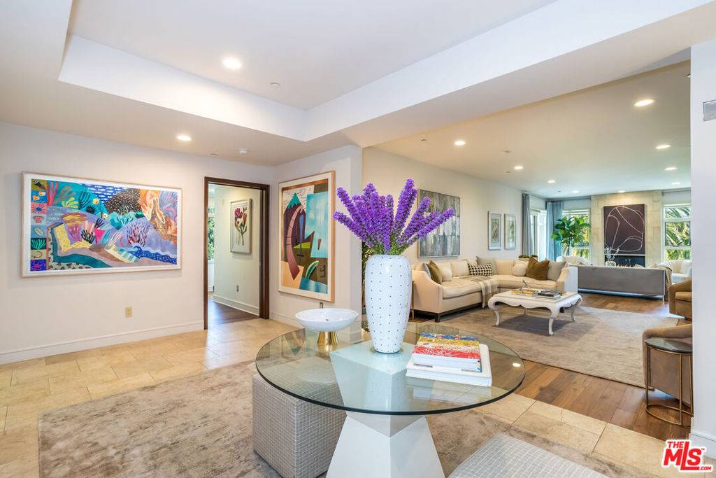 Beverly Hills, CA 90210,447 N DOHENY DR #402