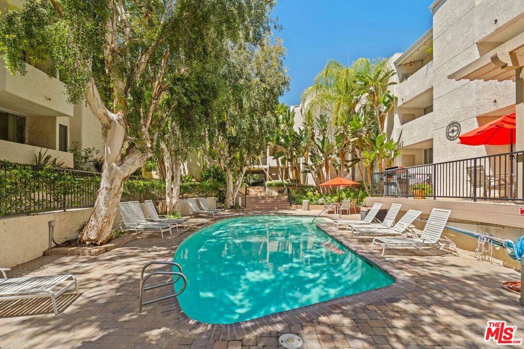 Encino, CA 91316,5325 NEWCASTLE AVE #108