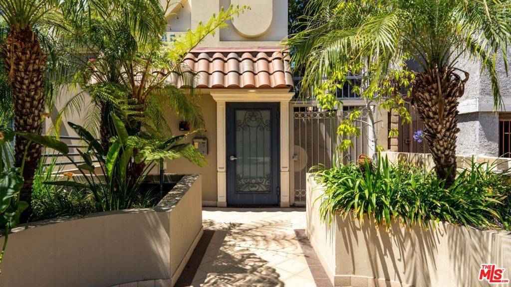 Los Angeles, CA 90025,2045 S BENTLEY AVE #102