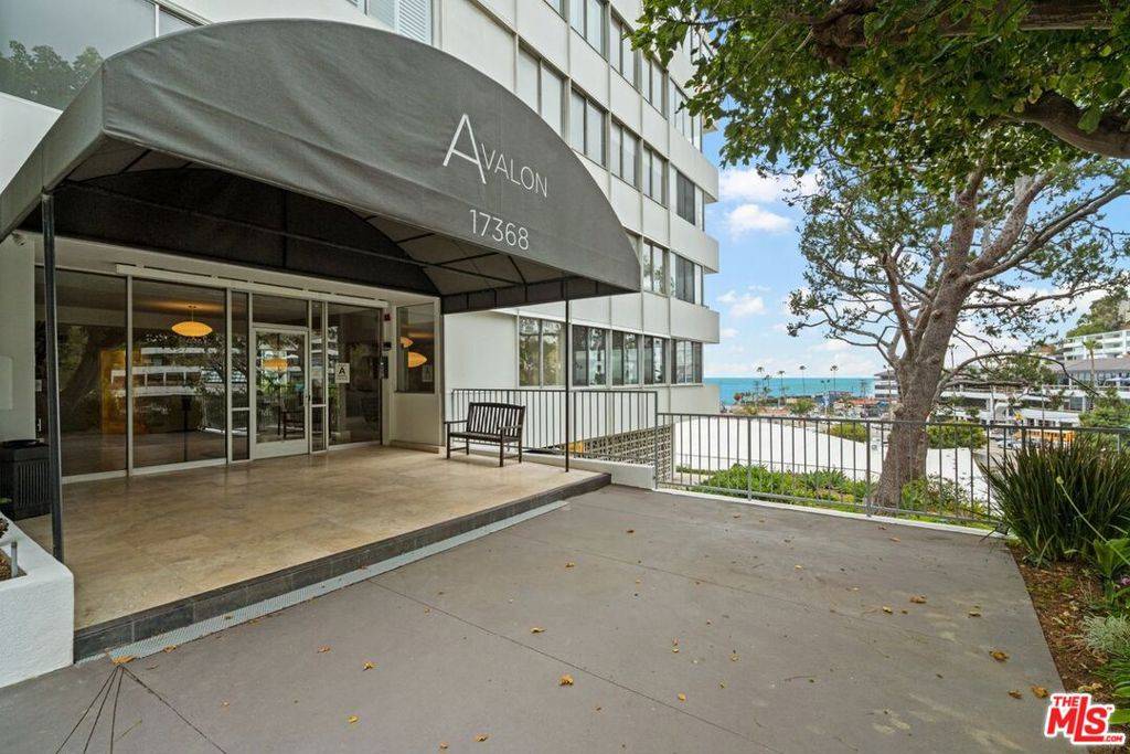 Pacific Palisades, CA 90272,17368 W SUNSET BLVD #406