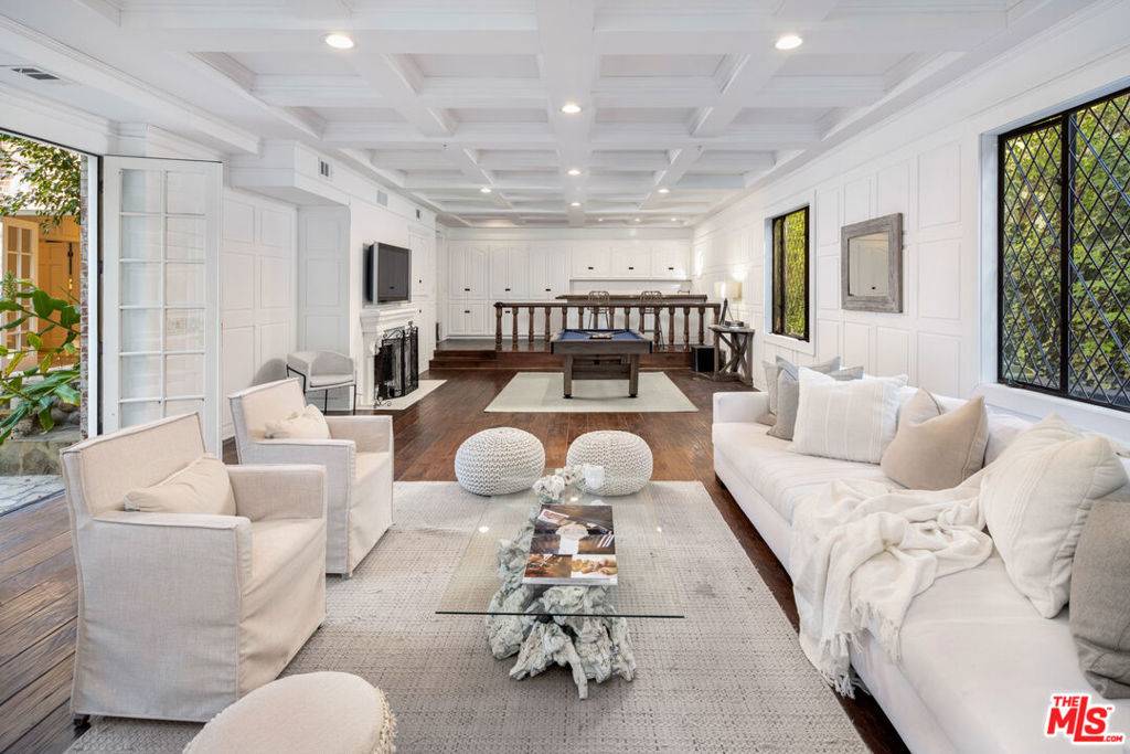 Beverly Hills, CA 90210,1215 BENEDICT CANYON DR