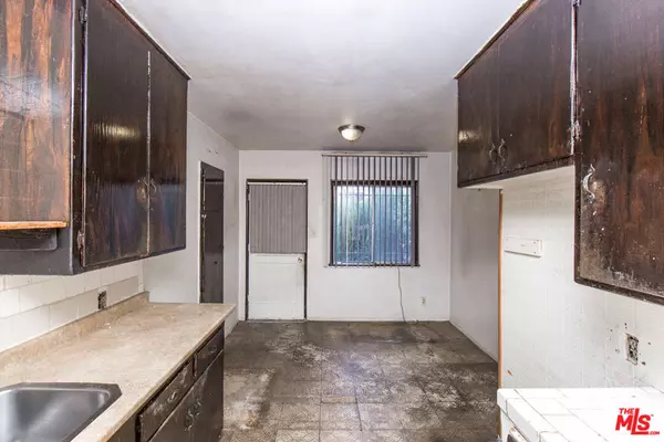 Compton, CA 90220,618 S CLYMAR AVE