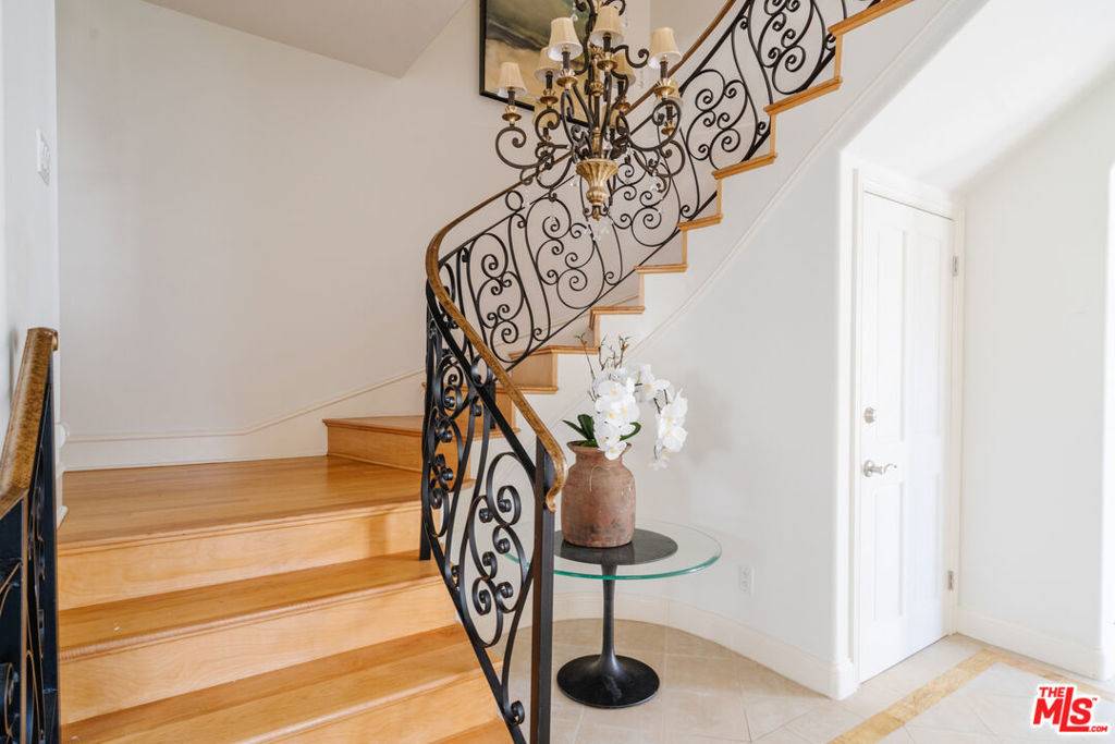 Beverly Hills, CA 90210,202 N Crescent DR #4