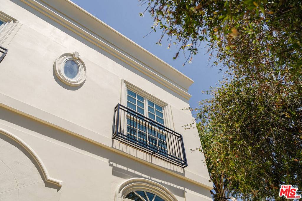 Beverly Hills, CA 90210,202 N Crescent DR #4