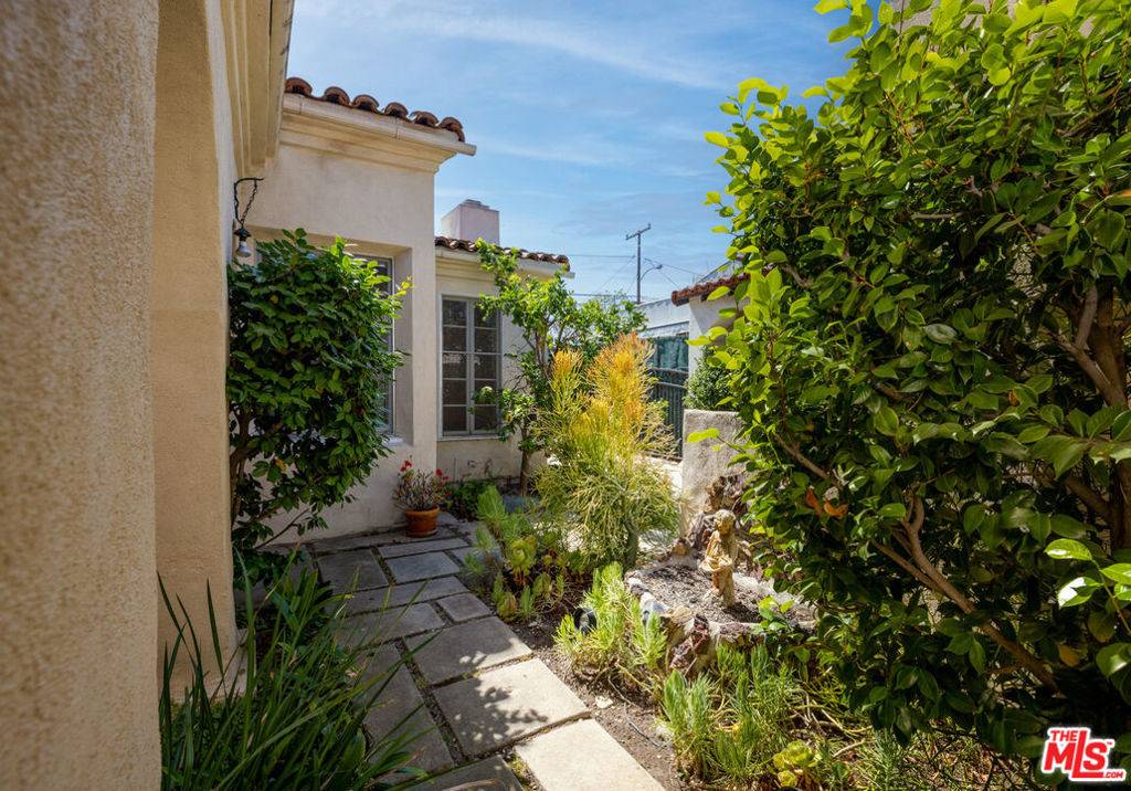 Beverly Hills, CA 90211,321 S La Peer DR