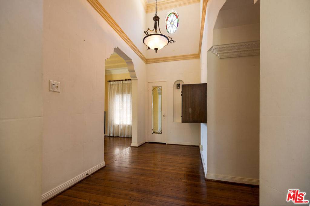 Beverly Hills, CA 90211,321 S La Peer DR