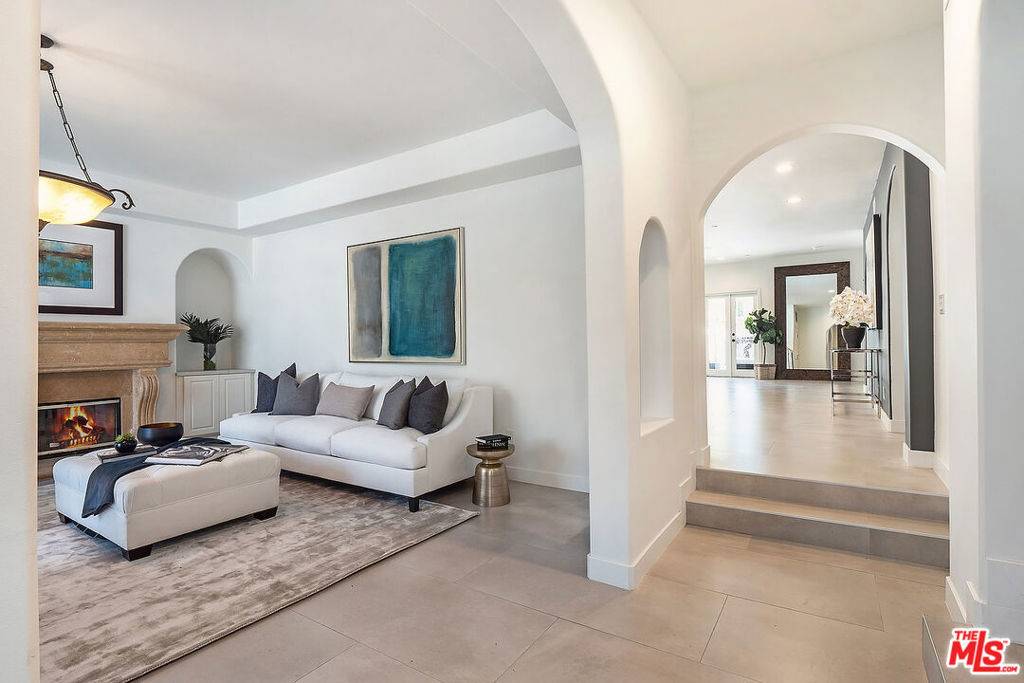 Beverly Hills, CA 90211,240 S Wetherly DR