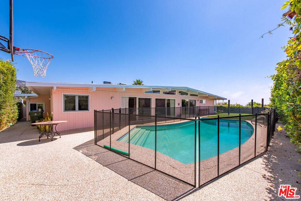 Pacific Palisades, CA 90272,1053 Lachman LN