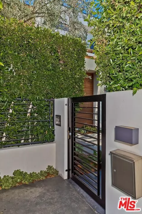 West Hollywood, CA 90048,8745 Rosewood AVE