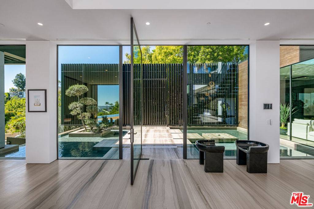 Beverly Hills, CA 90210,1332 LAUREL WAY