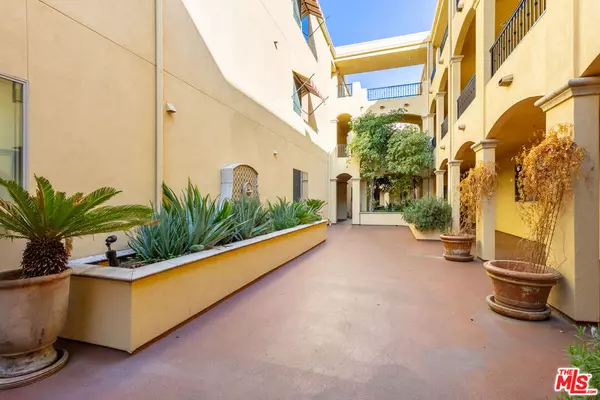 Los Angeles, CA 90004,5037 Rosewood AVE #111