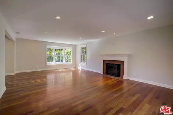 Thousand Oaks, CA 91362,2483 Drake DR