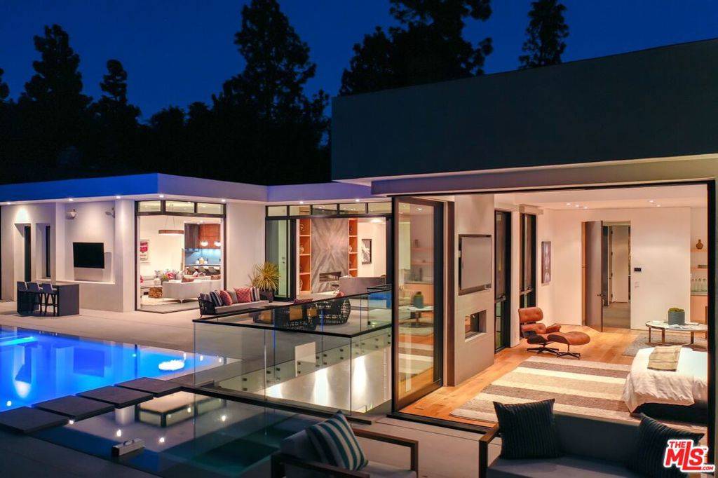 Beverly Hills, CA 90210,1049 Loma Vista DR