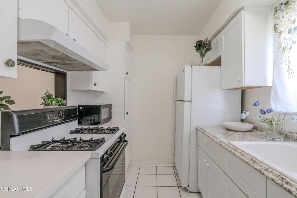 Woodland Hills, CA 91367,22050 Calvert St ST #17