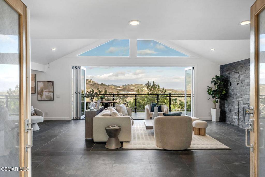 54 Saddlebow RD, Bell Canyon, CA 91307
