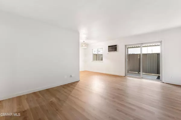 Woodland Hills, CA 91367,22050 Calvert ST #10