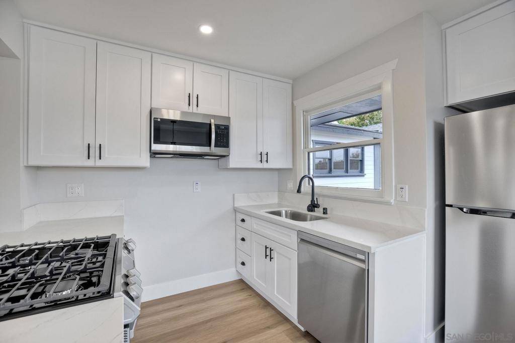Vista, CA 92083,1115 Olive Ave