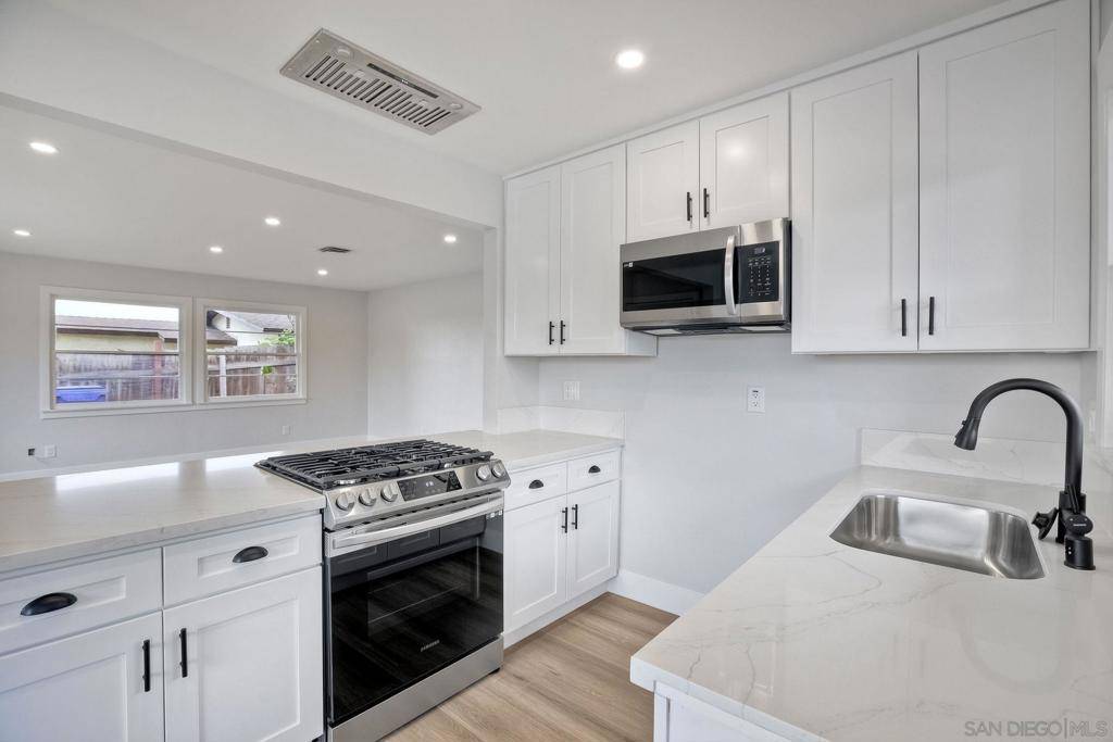 Vista, CA 92083,1115 Olive Ave