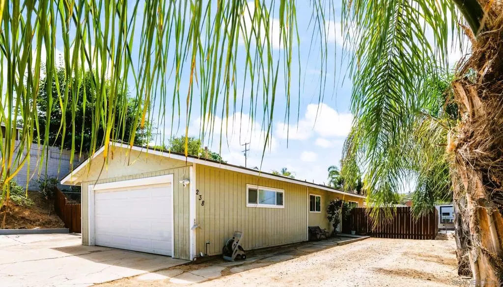 238 Lobelia Dr, Vista, CA 92083