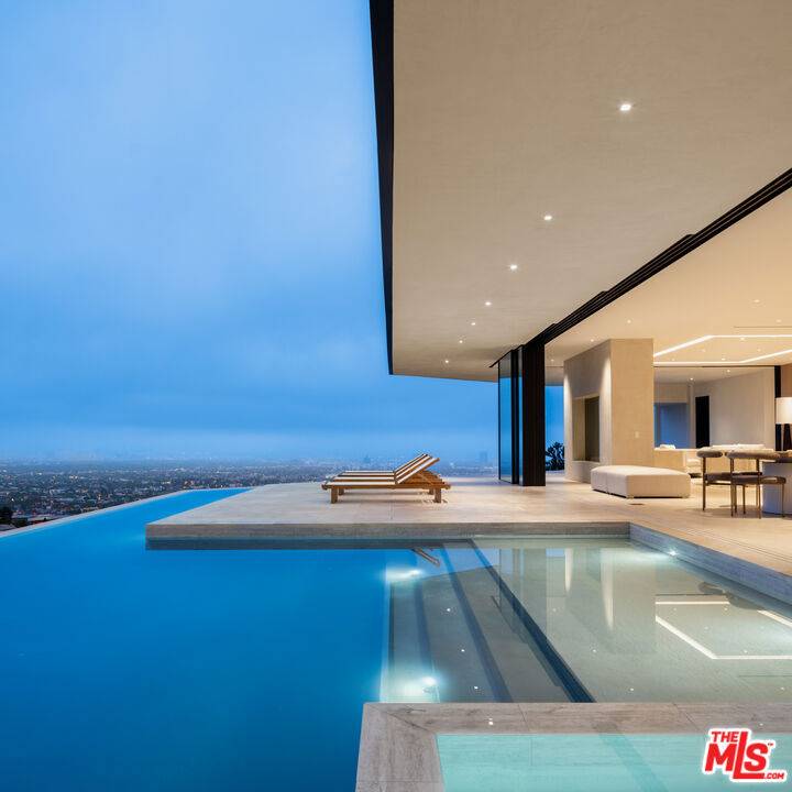 Los Angeles, CA 90069,1410 TANAGER WAY
