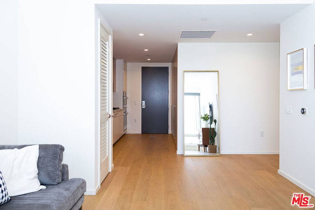 Los Angeles, CA 90017,877 Francisco ST #1722