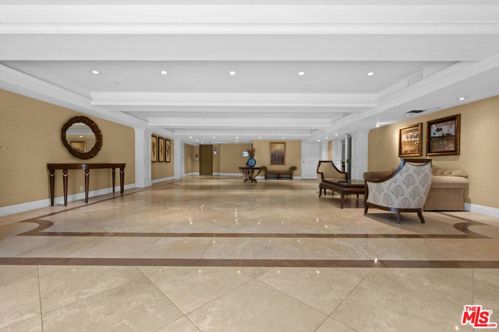 Beverly Hills, CA 90210,321 N Oakhurst DR #604