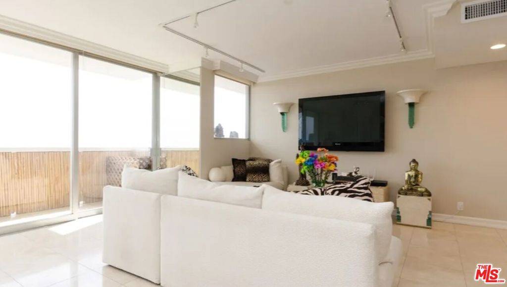 West Hollywood, CA 90069,8787 Shoreham DR #907
