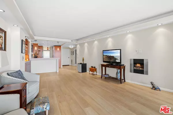 Marina Del Rey, CA 90292,4267 Marina City DR #910