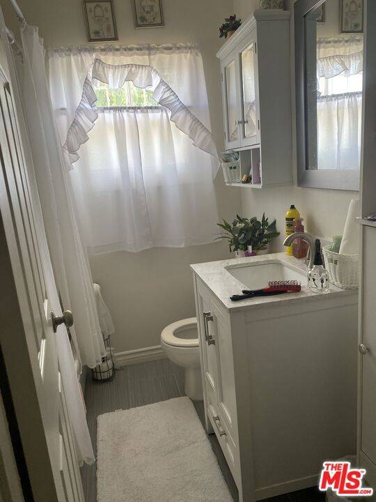 Compton, CA 90222,1221 E 140th ST