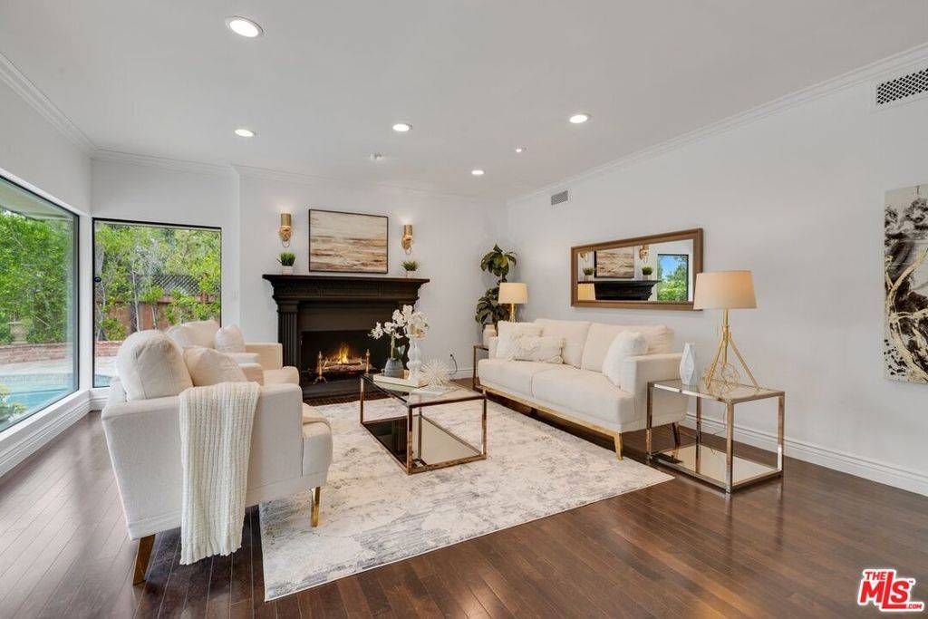 Encino, CA 91316,4510 Charmion LN