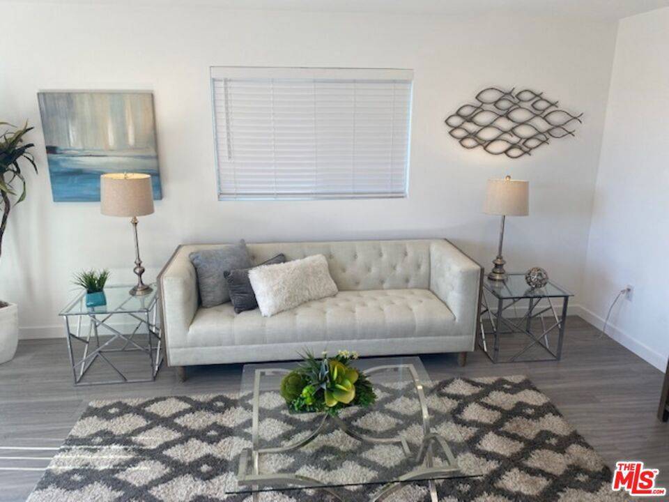 Los Angeles, CA 90034,8637 Olin ST #3