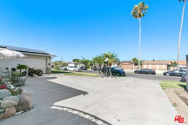 Huntington Beach, CA 92647,16871 Ross LN