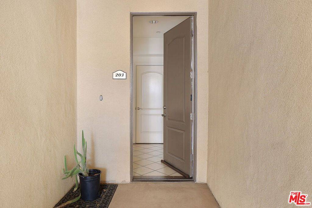 North Hollywood, CA 91601,4805 Bellflower AVE #203