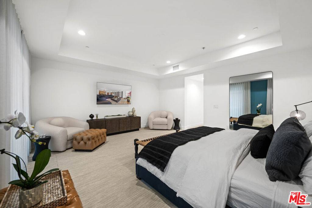 Beverly Hills, CA 90210,447 N Doheny DR #303