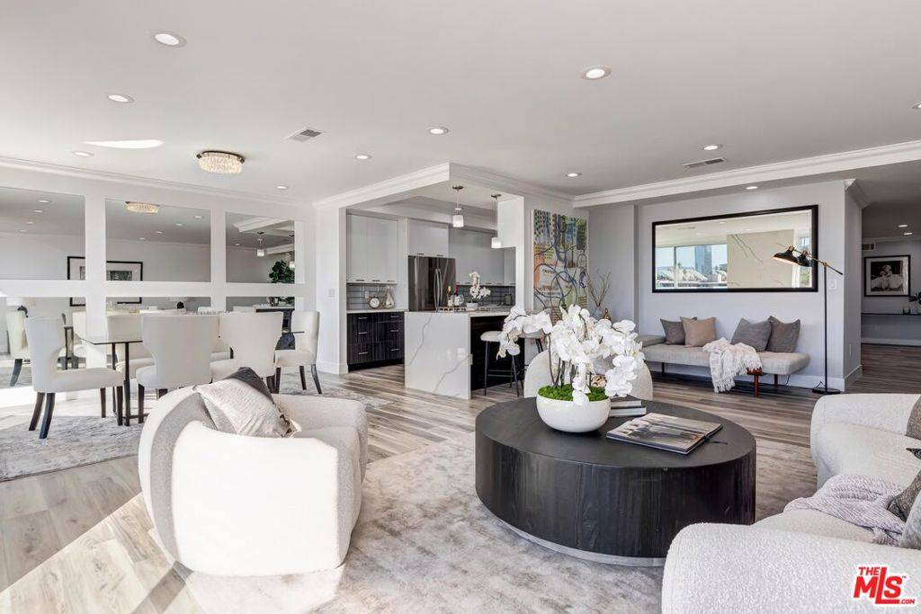 Beverly Hills, CA 90212,450 S Maple DR #404