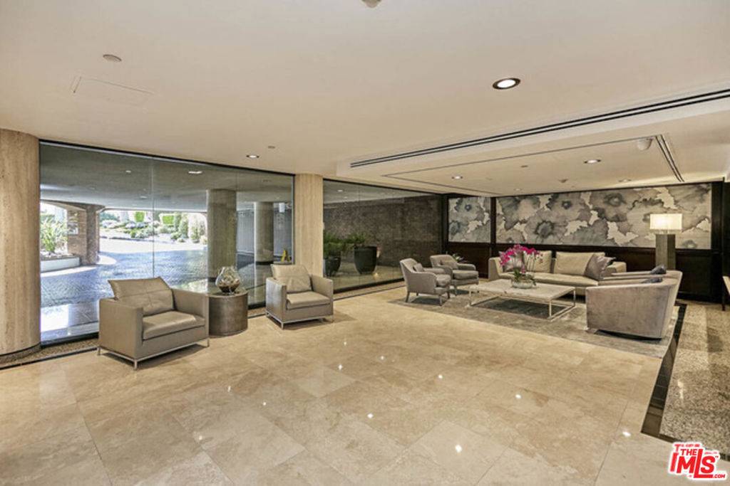 Beverly Hills, CA 90211,200 N Swall DR #454