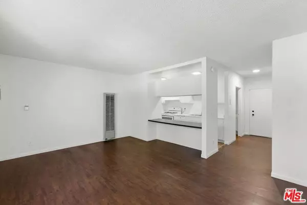 Los Angeles, CA 91405,13907 Vanowen ST