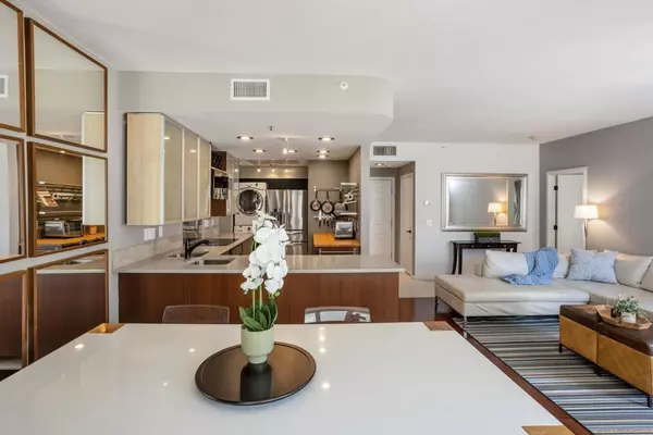 San Diego, CA 92101,655 Columbia St #306