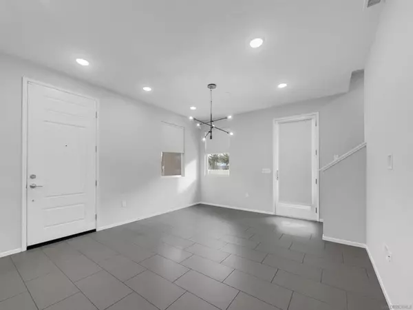 San Diego, CA 92154,5165 Calle Sandwaves #11