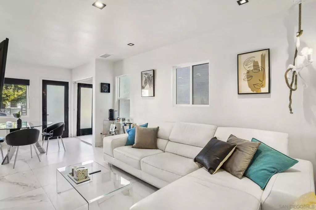 San Diego, CA 92107,4915 17 Voltaire St