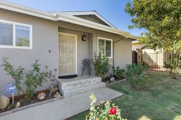 Escondido, CA 92027,1049 Fern St