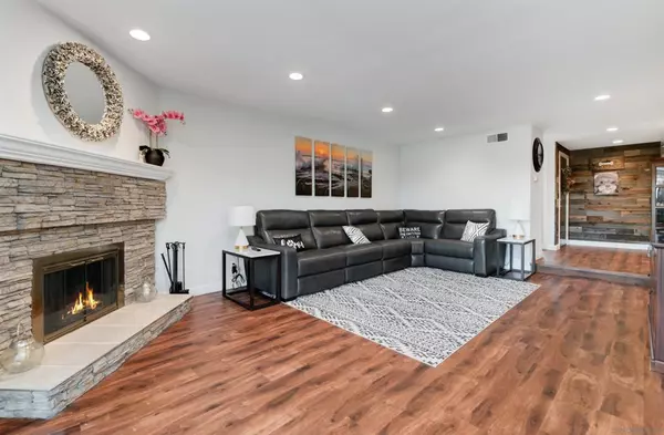 San Diego, CA 92119,6947 Caminito Entrada